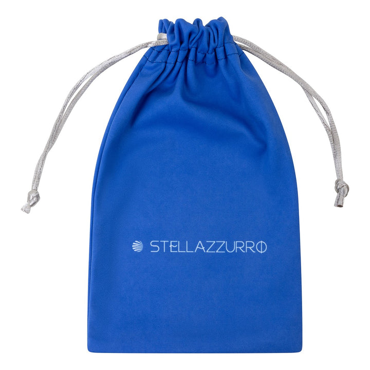 Stellazzurro zakje microvezeldoek met kleurrijk ontwerp voor grondige reiniging van brillen, tablets, sieraden en schermen." "Colorful-designed Stellazzurro microfiber bag for effective cleaning of eyewear, tablets, jewelry, and various screens."