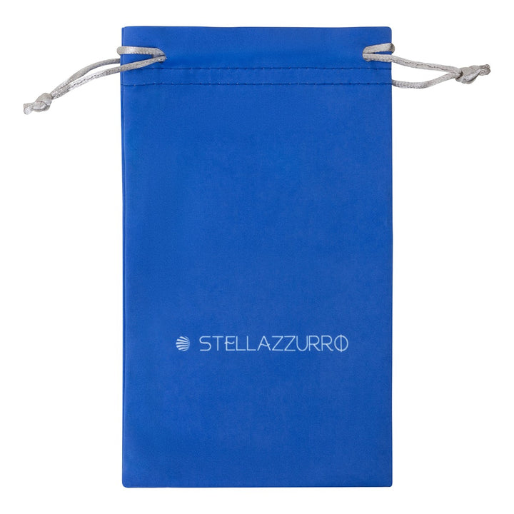 Stellazzurro zakje microvezeldoek met kleurrijk ontwerp voor grondige reiniging van brillen, tablets, sieraden en schermen." "Colorful-designed Stellazzurro microfiber bag for effective cleaning of eyewear, tablets, jewelry, and various screens."