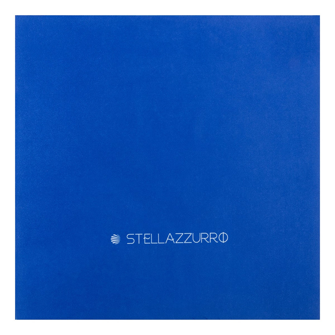 Stellazzurro Impulso microvezeldoek met kleurrijk ontwerp voor grondige reiniging van brillen, tablets, sieraden en schermen." "Colorful-designed Stellazzurro Impulso microfiber cloth for effective cleaning of eyewear, tablets, jewelry, and various screens."